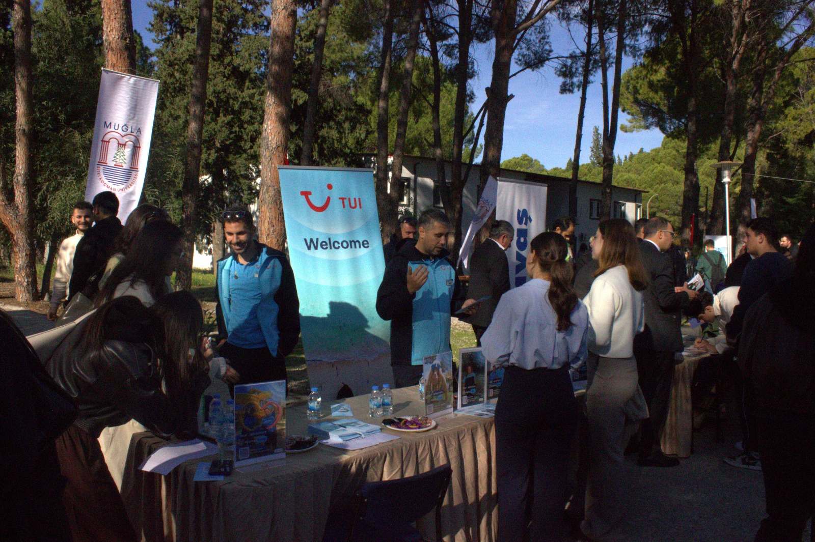 11 Aralık 2025 tarihinde Dalaman Meslek Yüksekokulu ile Dalaman Sivil Havacılık Yüksekokulu iş birliğinde düzenlenen 2. İstihdam Fuarı, Muğla Sıtkı Koçman Üniversitesi Dalaman Yerleşkesinde gerçekleştirilerek öğrenciler ve sektör temsilcilerini bir araya getirdi.  Havacılık, lojistik, dış ticaret ve muhasebe gibi farklı alanlarda faaliyet gösteren 30 firma, fuarda stant açarak öğrencilerle birebir görüşmeler yaptı. Öğrenciler, firmaların insan kaynakları yetkilileriyle tanışma, sektör beklentilerini öğrenme ve çeşitli kariyer fırsatlarını keşfetme imkânı bulmuştur. Bu kapsamda, etkinliğe THY, Tantur & TUI, Libero, Diana, MTS Globe, Jet2, Sancak, Unifree, YDA, Çelebi, Havaş, Fugo, Acarlar, Skytanking/Prime Flight Company, Ekol Lojistik, Önel Gümrük Müşavirliği, Alfa Grup Gümrük Müşavirliği, IGT Proje, SMMM Hüseyin Ertuğrul, SMMM Ceren Solakoğlu, SMMM Selen Solakoğlu Yılmaz, Paterna Group, Garenta, THK Ortaca, GSB Dalaman Gençlik Merkezi, KOSGEB, İŞKUR, TATCA (Türkiye Hava Trafik Kontrolörleri Derneği), Netlog Lojistik ve Vienna Life gibi sektörün önde gelen firmaları katılım sağlayarak öğrencilerimize geniş ve nitelikli bir kariyer yelpazesi sunmuştur.  Etkinlikte bazı firmalar, öğrencilerle birebir mülakat simülasyonları gerçekleştirerek mülakat sürecinde nelere dikkat etmeleri gerektiği, kendilerini nasıl daha etkili ifade edebilecekleri ve profesyonel bir görüşmeye nasıl hazırlanabilecekleri konusunda önemli geri bildirimler sunmuştur. Bu sayede öğrenciler, gerçek iş görüşmesi deneyimini önceden yaşayarak kariyer yolculuklarına güçlü bir adım atma fırsatı elde etmiştir.  Etkinliğe Dalaman Kaymakamı Mesut YAKUTA, çok sayıda firma temsilcisi ve yöneticileri de katılım sağladı. Katılımcılar tarafından sektörle üniversitenin buluşmasını sağlayan bu tür organizasyonların hem öğrenciler hem de iş dünyası açısından büyük önem taşıdığı vurgulanmıştır. Firma yöneticileri, istihdam fuarlarının süreklilik kazanmasının nitelikli iş gücüne ulaşmada önemli katkılar sunduğunu ifade etmişlerdir.  Dalaman Meslek Yüksekokulu Müdürü Doç. Dr. Ozan Kaya ve Dalaman Sivil Havacılık Yüksekokulu Müdürü Prof. Dr. Aytekin Fırat, fuarın her yıl daha da büyüyerek öğrencilerin kariyer planlamasına destek olmayı sürdüreceğini ifade etti. Öğrencilerin yoğun ilgi gösterdiği etkinlik, karşılıklı iş birliği fırsatlarının geliştirilmesi açısından verimli bir platform oluştururken, etkinlik sonunda Yüksekokul Müdürleri tarafından firma stantları ziyaret edilerek katılımcı firmalara teşekkür belgeleri takdim edilmiştir.